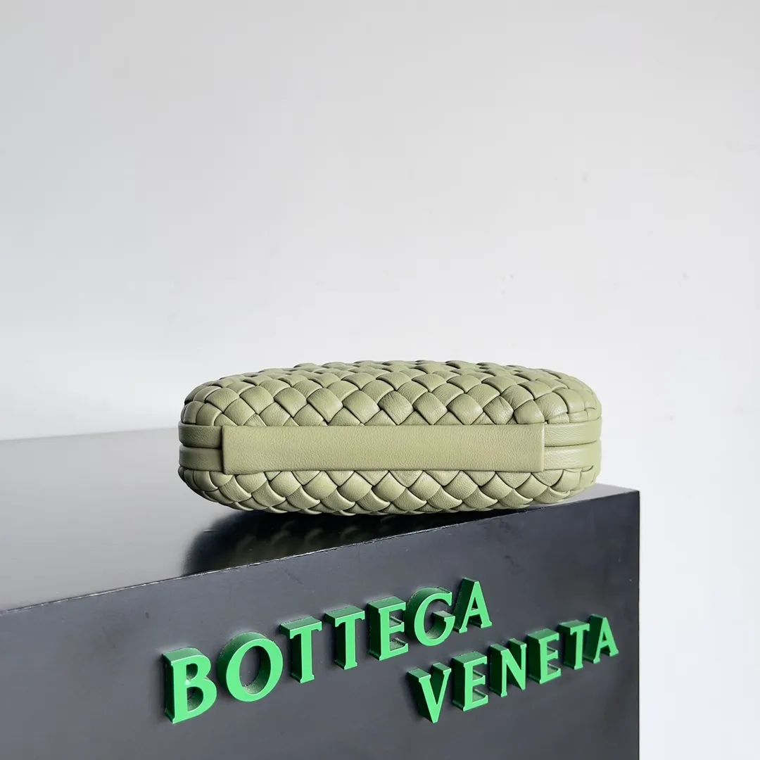 Batch 1860 BV Knot | The classic return of the evening bag. Original leather ➕ Stainless steel hardware ➕ 24k real gold plating ➕ Fully handmade. Those who know the history of our brand should have heard that the knot is a story of Bottega Veneta, and it is also one of the more important design elements. Matthieu Blazy's work this season sublimates Knot's classics, with a new knot design and a woven shoulder strap, plus Fouland Intreccio's weaving technology, adding some fashion to the retro and nostalgic feel of the past. Style number: 717622 Size: 20.5*6*12.5